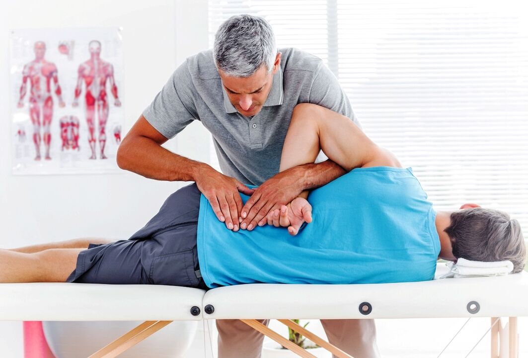 Terapia manual para eliminar a dor na parte inferior das costas